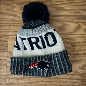 New Era New England Patriots Youth Fleece-Lined Pom Beanie